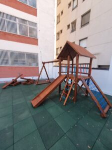 Ecodiversão Casinha com escorregador