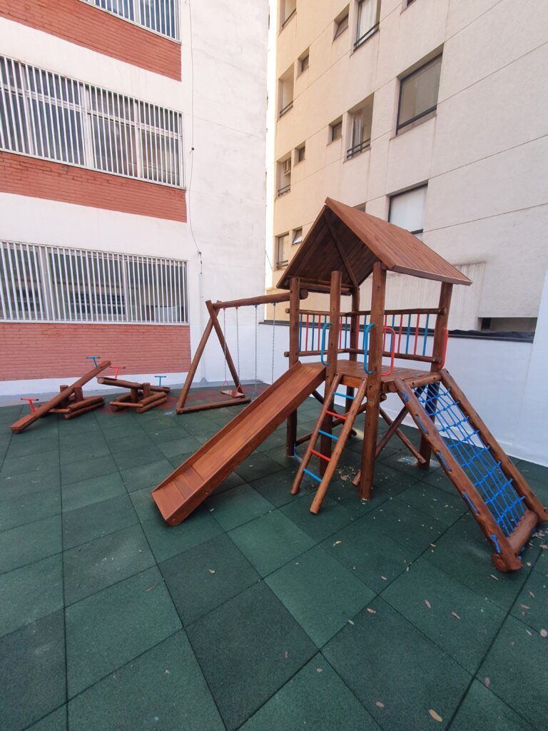 Ecodiversão Casinha com escorregador